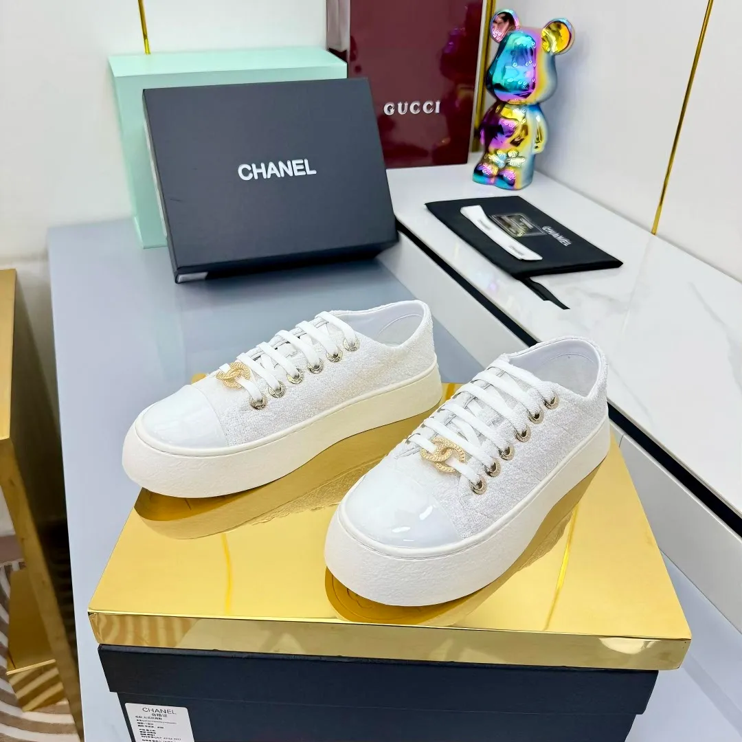 👟👟Ex-factory price 520👟👟 Top-quality cloth-covered version, original quality! ! ! Chanel Chanel - 2025 biscuit shoes, the top casual sports shoes in the counter, this classic design; the upper is electro-embroidered with a variety of craftsmanship; the outsole is fashionable and sporty; the extraordinary inclusion of a variety of color elements... The diversified mix and match is very good-looking and versatile, casual, fashionable, sports, and outdoor can be taken into account... ꫛꫀꪝ Go➫ Material: ❶Upper: Original first-layer cowhide ❷Inner: Sheepskin ❸Outsole is based on: Original TPU combination outsole. Full set of boutique packaging for women 35–40-41. Customized. Non-refundable. 👉
